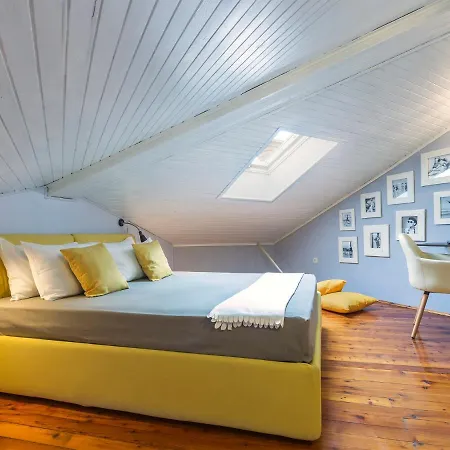 Relaxed Attic In The Old Town アパート *