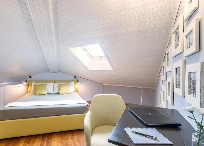 Relaxed Attic In The Old Town Daire Pula