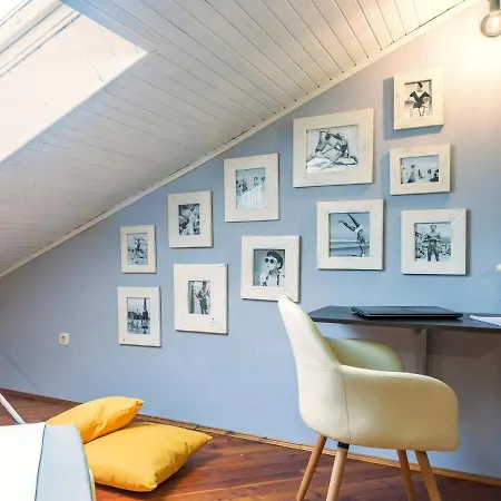 아파트 Relaxed Attic In The Old Town
