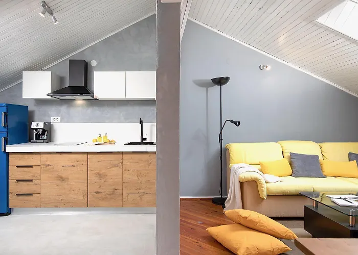 Апартаменти Relaxed Attic In The Old Town Пула