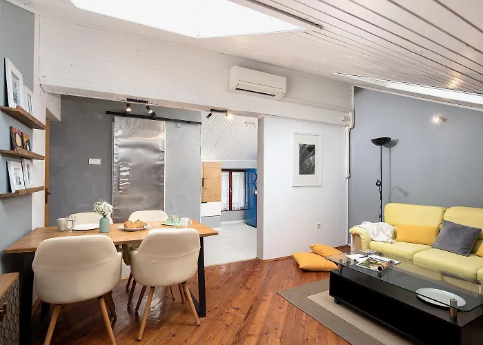 Relaxed Attic In The Old Town 公寓 *