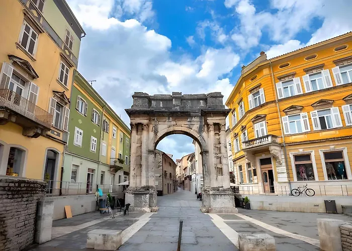 Relaxed Attic In The Old Town Апартаменти Пула